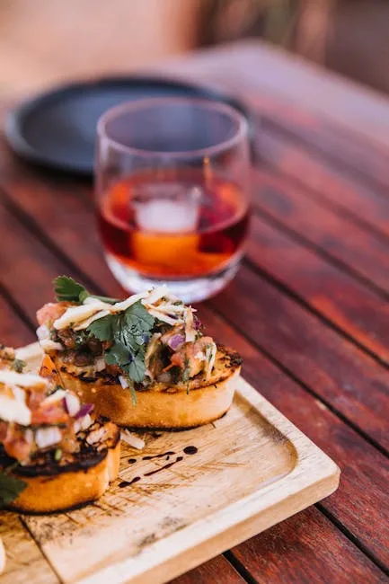 Deux cicchetti grillés sur planche avec verre d'aperitivo à Venise.