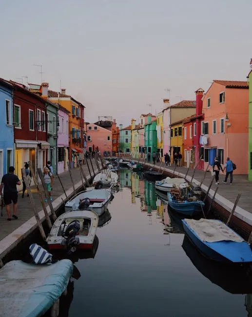 Promeneurs le long d'un canal aux maisons multicolores de Burano.
