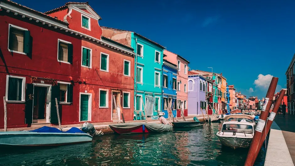 Rangées de maisons colorées le long d'un canal à Burano