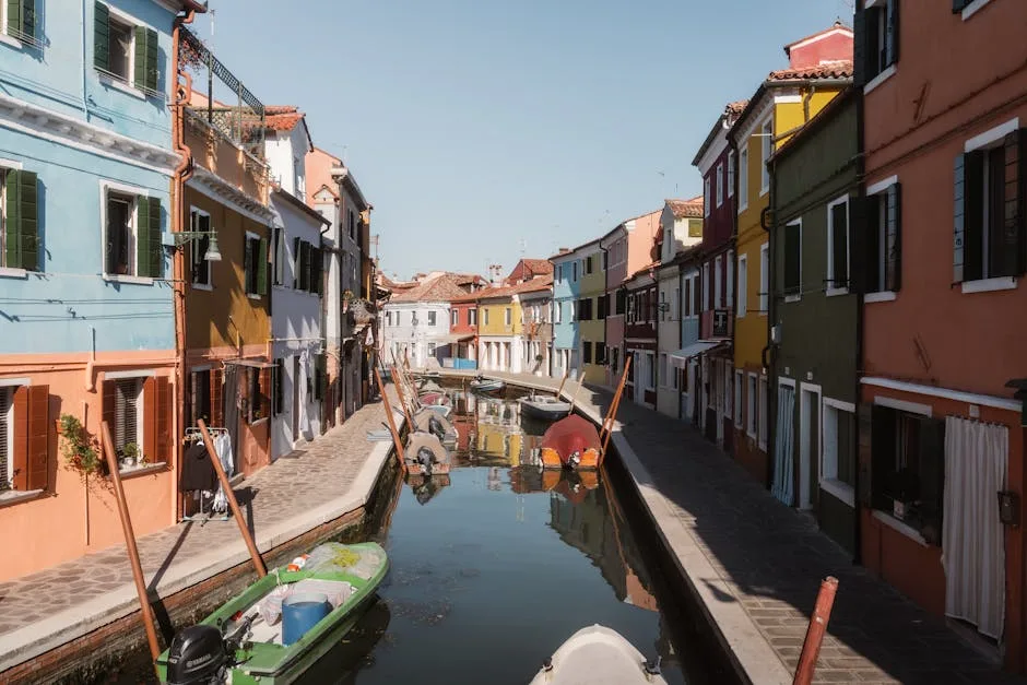 Canal tranquille bordé de maisons colorées à Burano, bateaux amarrés