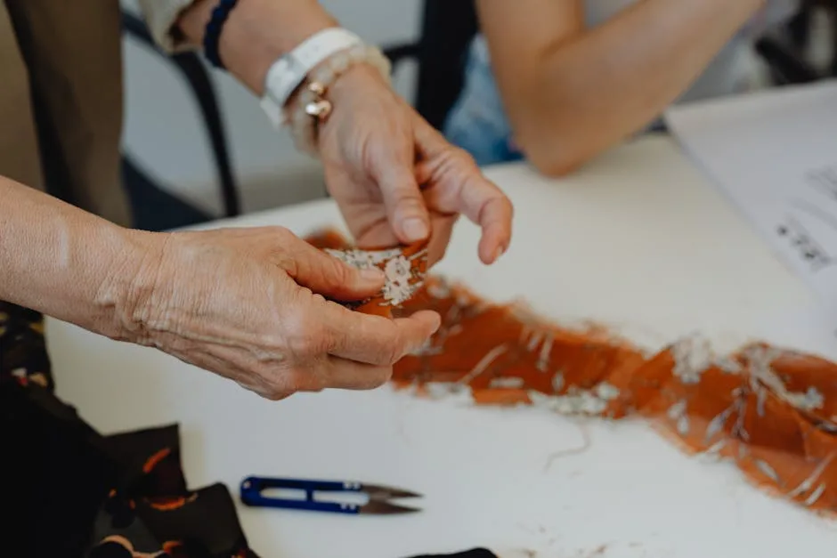 Mains d'artisane travaillant la dentelle traditionnelle de Burano, Venise