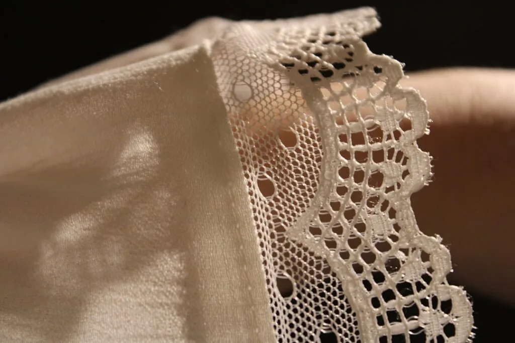Feine weiße Spitze, Nahaufnahme traditioneller Burano-Handarbeit