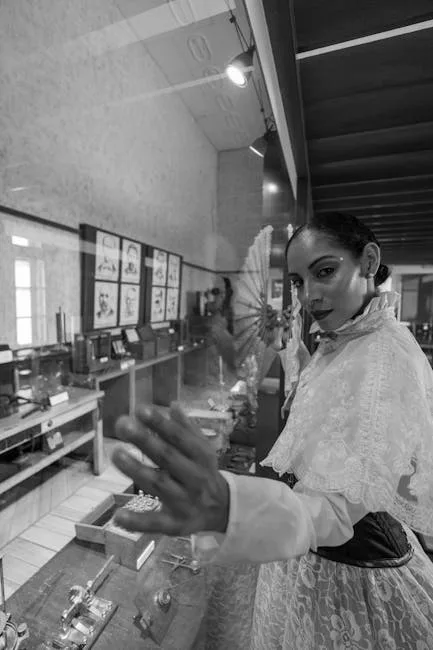 Artisane en costume traditionnel devant vitrine d'atelier de verre à Murano