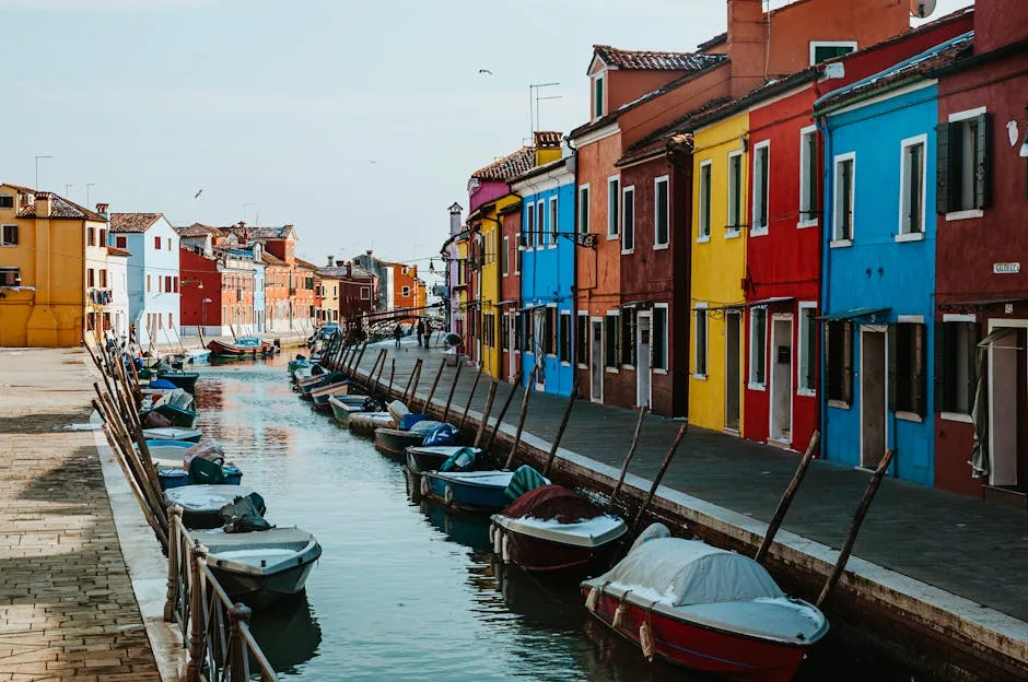 Canal bordé de maisons colorées typiques de Burano, près de Venise