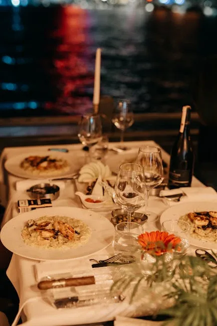 Table élégante au bord de l'eau pour dîner nocturne à Venise
