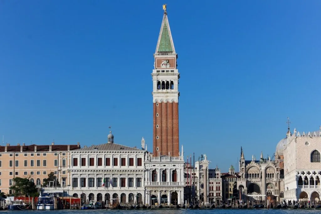 Der Campanile von San Marco am Markusplatzufer in Venedig