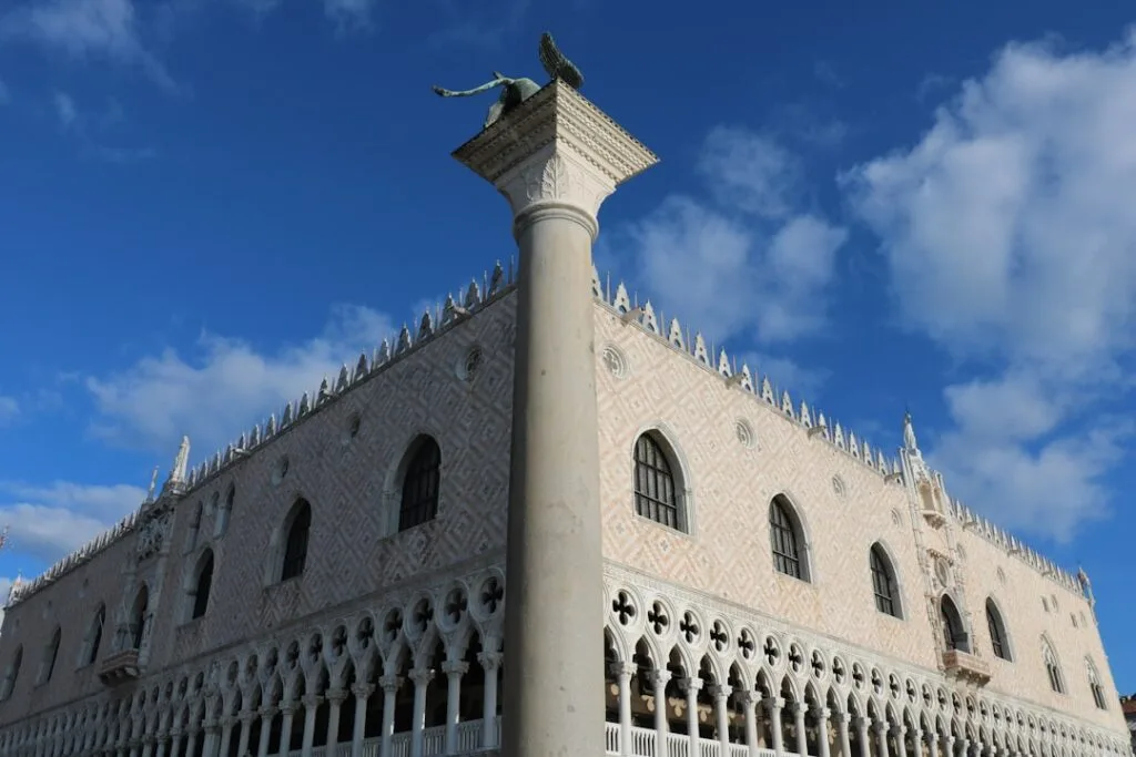 Colonne au lion ailé devant le Palais des Doges, ciel bleu à Venise
