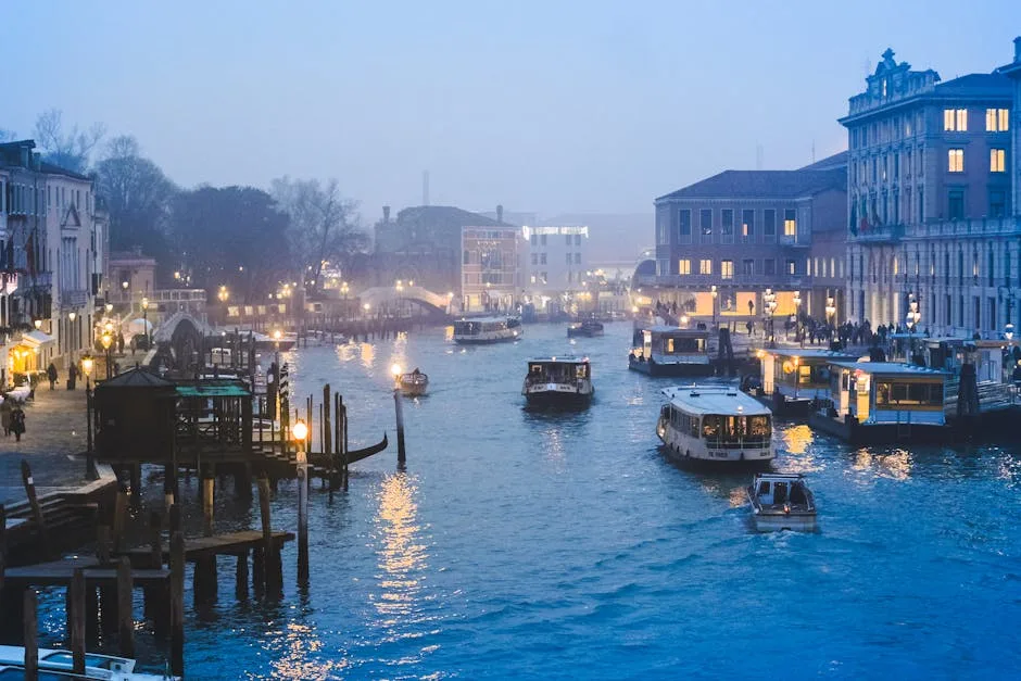 Canal encombré de vaporetti et lumières au crépuscule à Venise