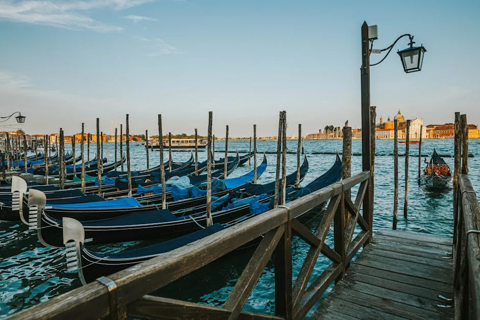 Gondoles amarrées avec housses bleues au quai, vue sur Venise