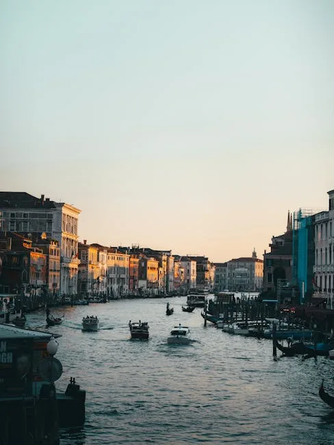 Blick auf den Canal Grande bei Sonnenuntergang mit Booten in Venedig