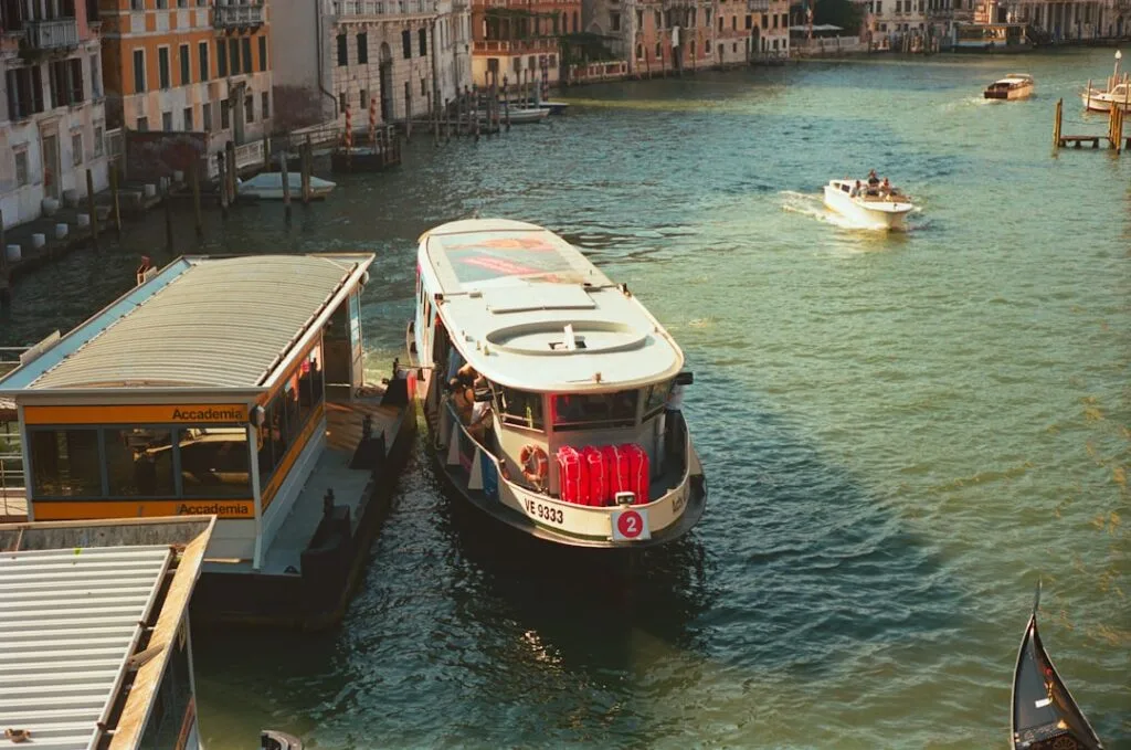 Vaporetto am Anleger Accademia mit roten Rettungswesten in Venedig
