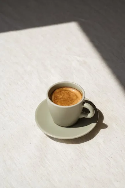 Tasse d'espresso sur table éclairée par un rayon de soleil