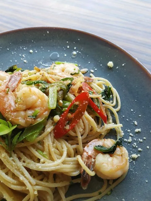 Spaghetti aux crevettes et piments servi dans un restaurant vénitien