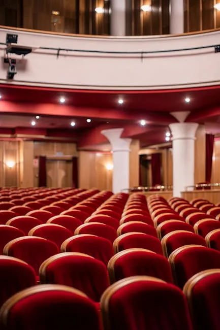 Rangées de fauteuils rouges dans un théâtre historique de Venise.