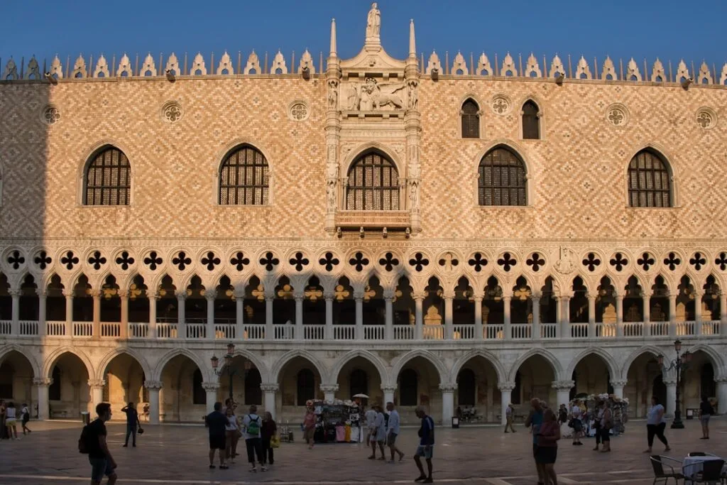 Façade du Palais des Doges sur la place Saint-Marc à Venise