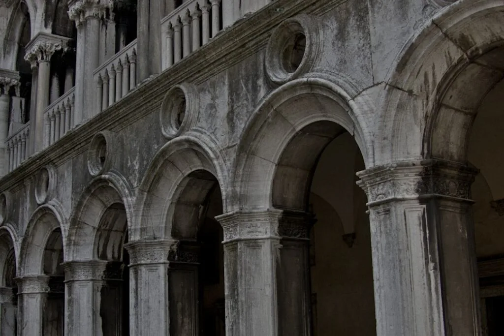 Détails d'arcades et colonnes en pierre du Palais des Doges, Venise