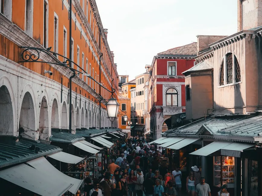 Ruelle commerçante bondée près de la place Saint‑Marc à Venise