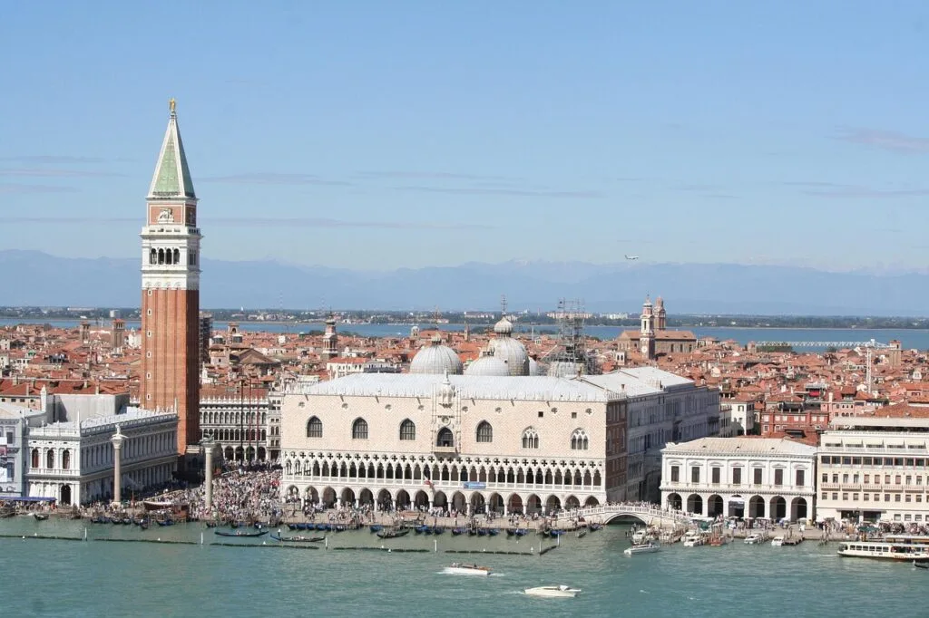 Vue aérienne de la place Saint-Marc et du palais des Doges, Venise