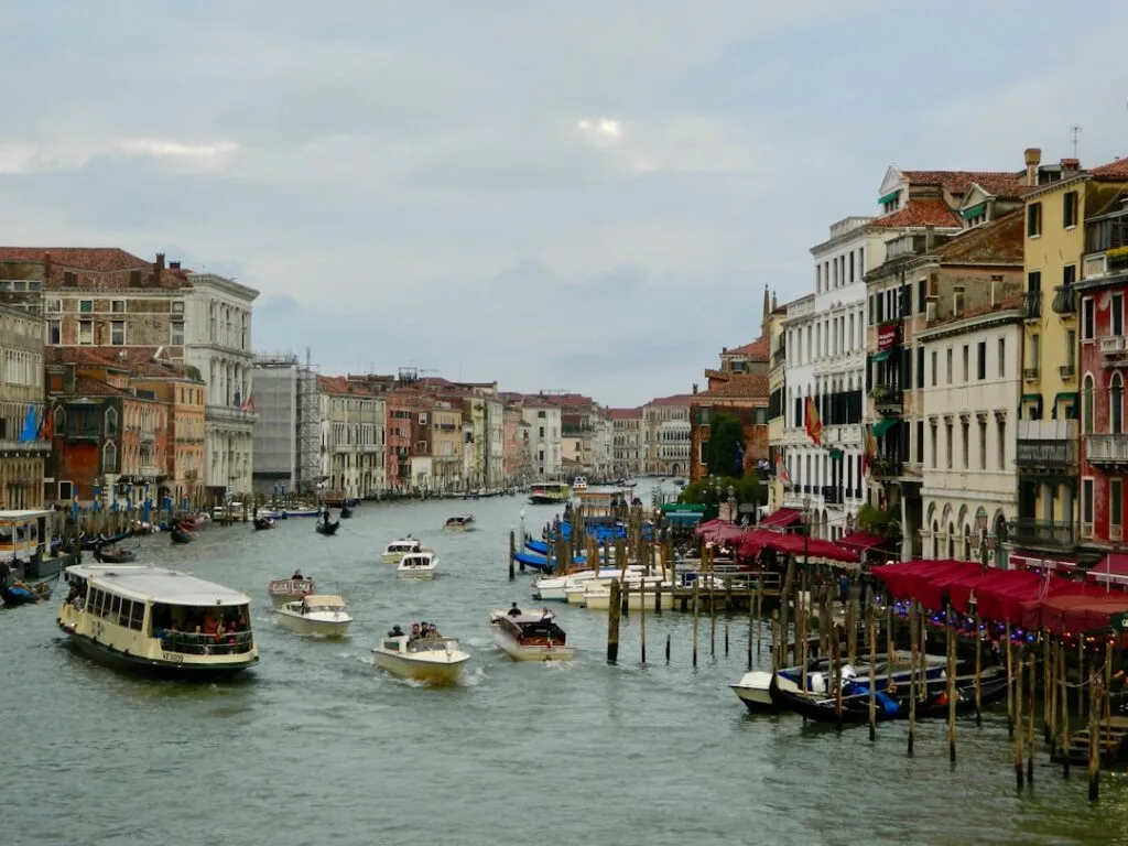 Trafic maritime dense sur le Grand Canal de Venise sous ciel nuageux