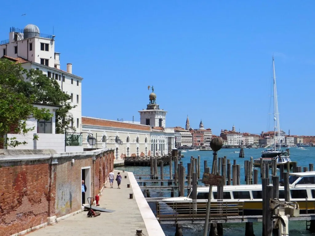 Front de mer près de la Punta della Dogana à Venise, bateaux amarrés