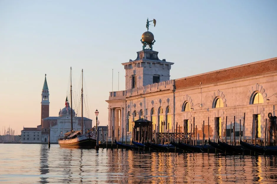 Punta della Dogana à Venise au lever du jour, gondoles amarrées
