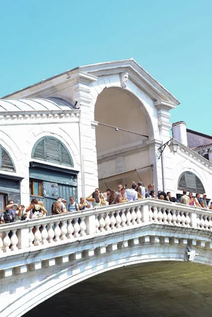 Pont du Rialto à Venise, foule de touristes sur la balustrade
