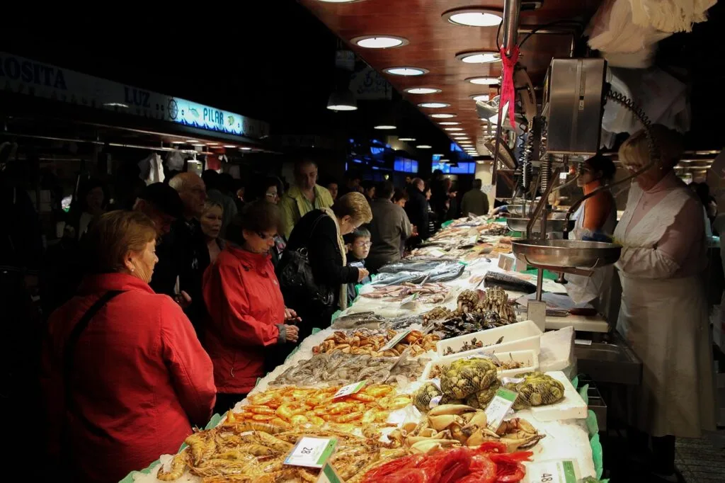 Étals de poissons et clients au marché du Rialto à Venise