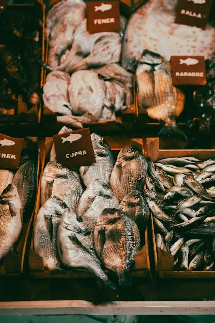Poissons frais disposés en caisses avec étiquettes, marché vénitien