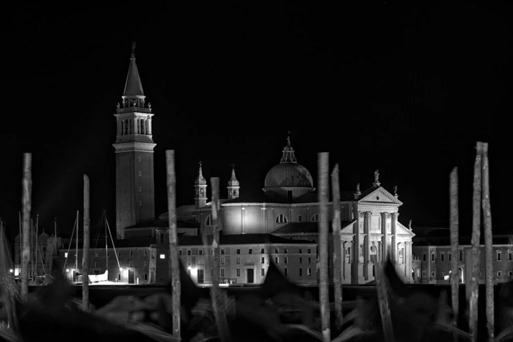 San Giorgio Maggiore la nuit à Venise, mâts et gondoles au premier plan
