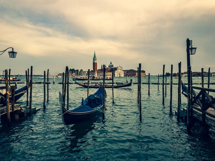 Gondoles amarrées entre poteaux en bois avec l'île San Giorgio Maggiore à Venise