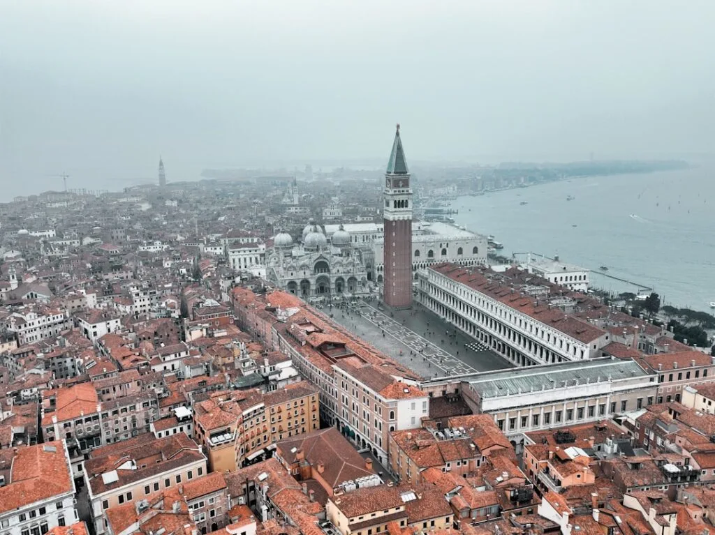 Vue aérienne de la place Saint-Marc, campanile et toits de Venise