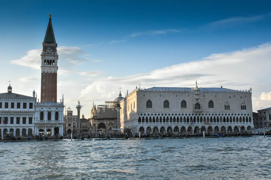 Façade du Palais des Doges et campanile vus depuis l'eau, Venise