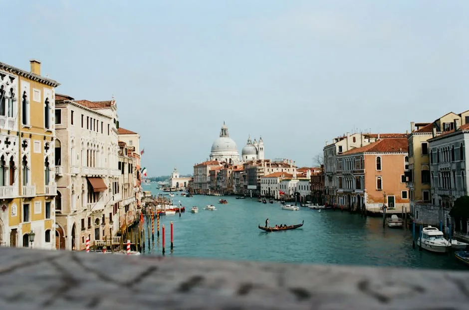 Vue du Grand Canal avec la basilique Santa Maria della Salute en arrière-plan, Venise