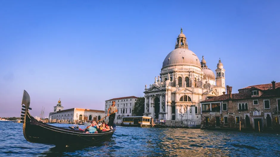 Gondole avec gondolier devant la basilique Santa Maria della Salute à Venise