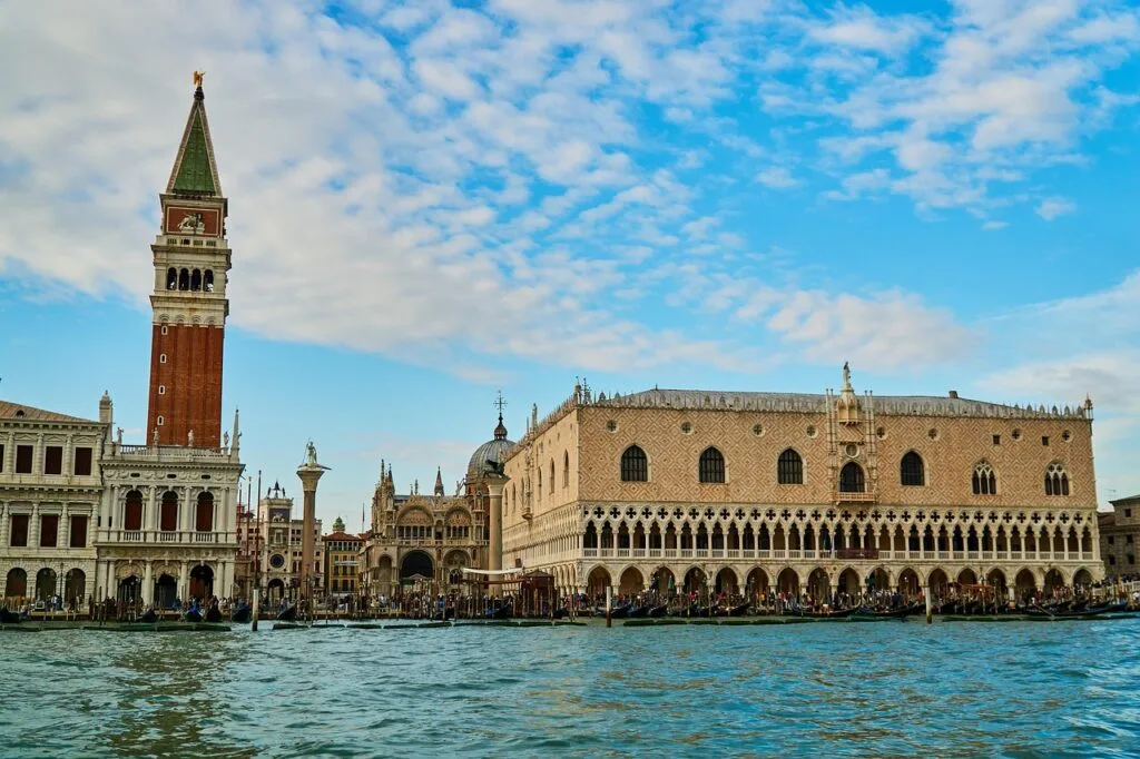 Der Dogenpalast und der Campanile spiegeln sich im Wasser von Venedig