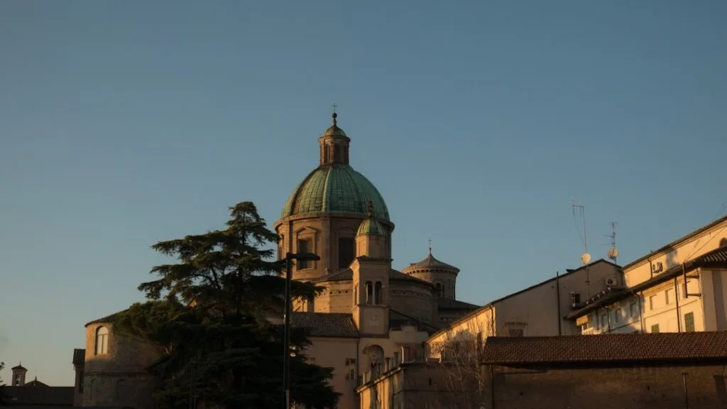 Dôme d'une église ancienne éclairé par le soleil couchant