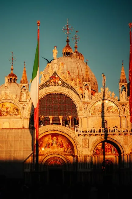 Façade dorée de la basilique Saint-Marc à Venise au coucher