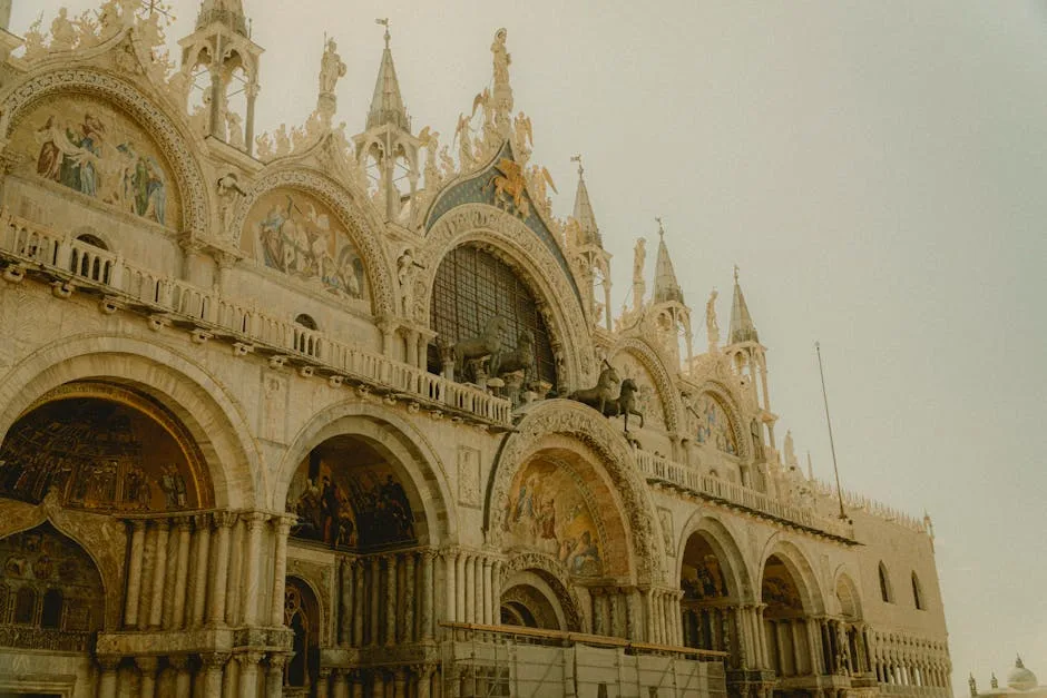 Façade richement décorée de la basilique Saint-Marc à Venise.