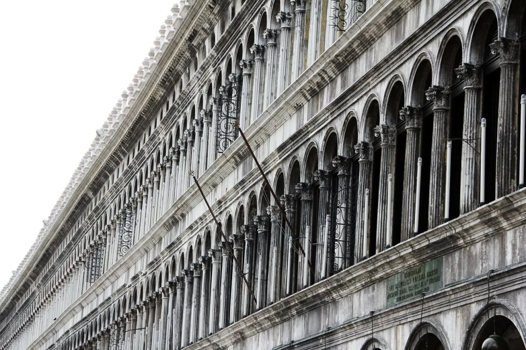 Façade aux arches répétées de la place Saint-Marc à Venise