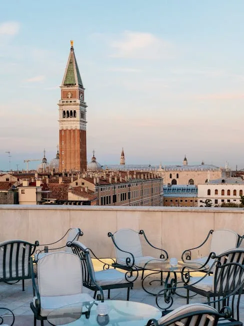 Terrasse sur toit avec chaises et vue sur le campanile de Venise