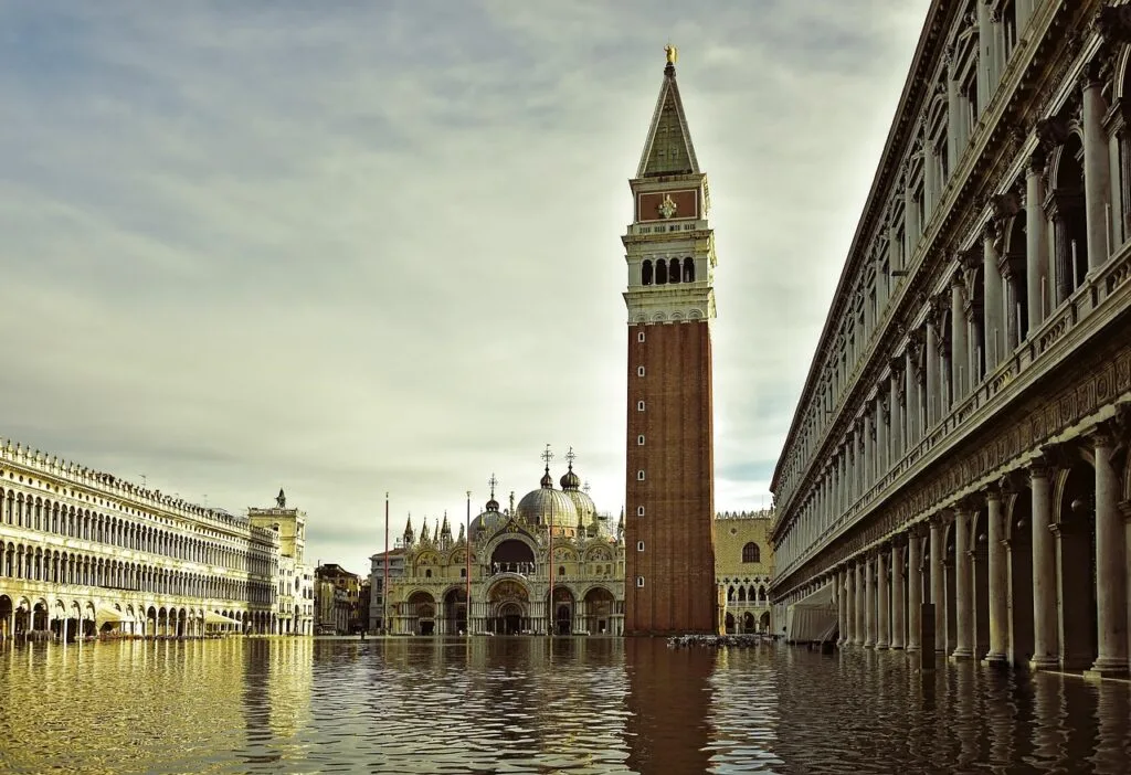 Place Saint-Marc à Venise submergée par l'acqua alta