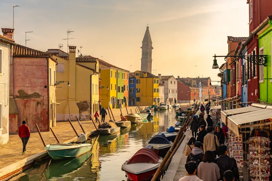 Bunte Häuser entlang des Kanals auf Burano, viele Besucher spazieren