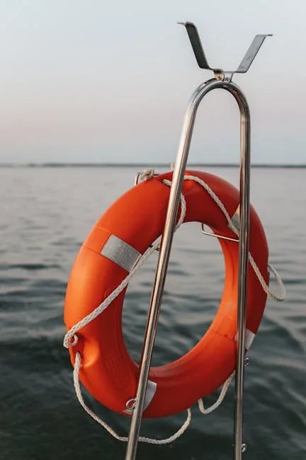 Bouée de sauvetage orange fixée sur une rambarde bateau à Venise