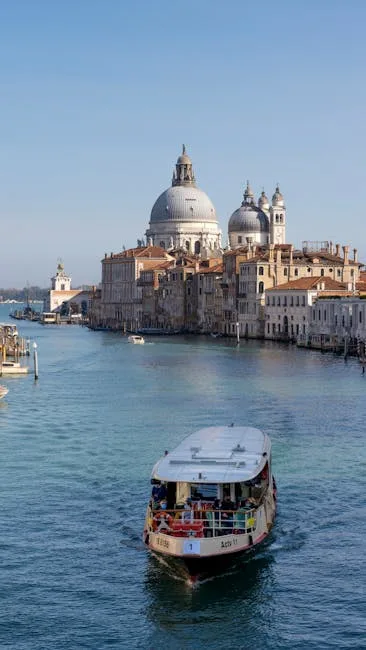 Vaporetto naviguant sur le Grand Canal devant la basilique de Salute