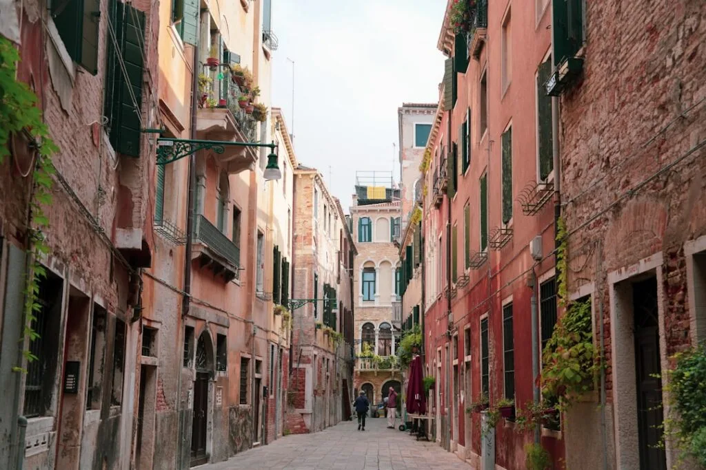 Ruelle étroite de Venise bordée d'immeubles aux façades colorées