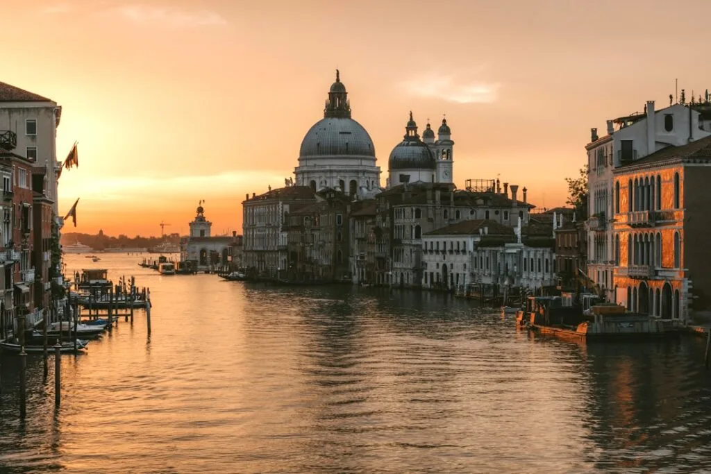 Canal à Venise au coucher de soleil devant la Salute.