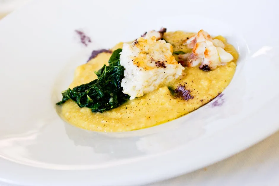 Assiette de polenta vénitienne crémeuse garnie d'épinards, fromage et gambas