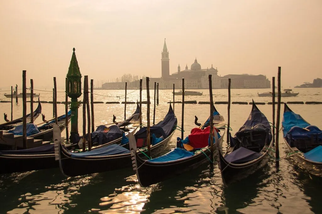 Gondoles alignées au soleil couchant, silhouette de San Giorgio Maggiore à Venise