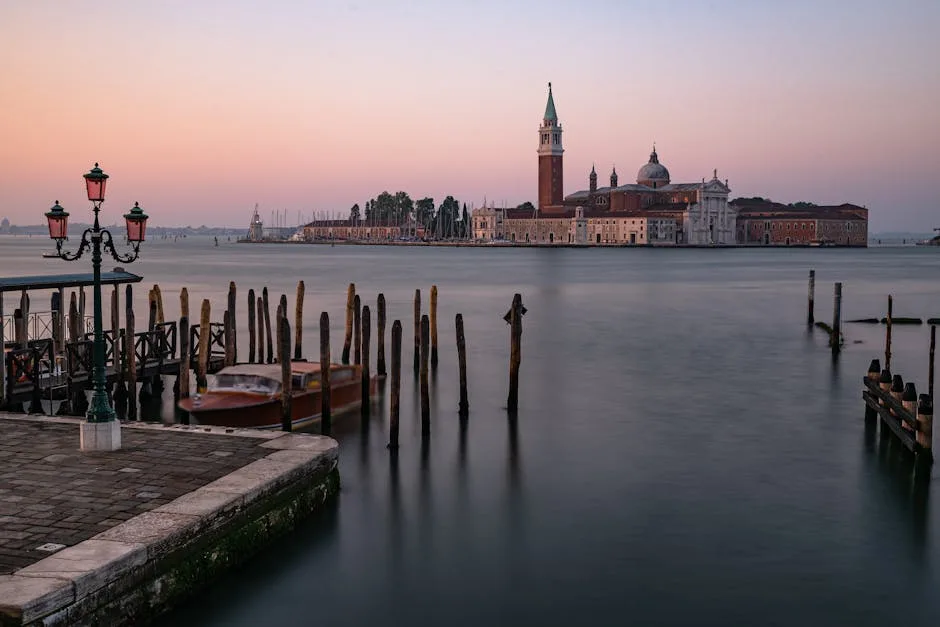 L'île San Giorgio Maggiore vue depuis Venise au crépuscule rose.
