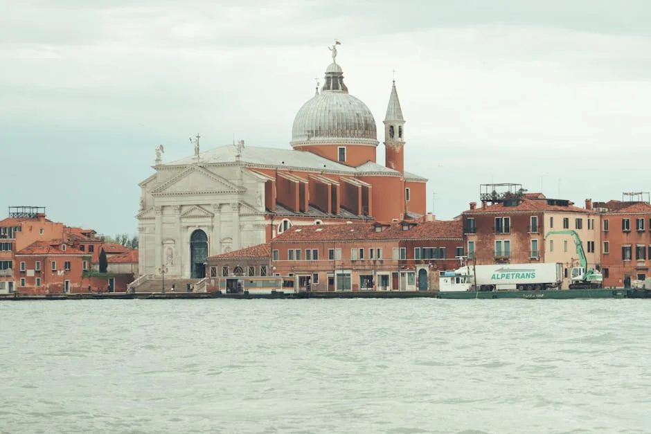 Église San Giorgio Maggiore sur l'île, façade blanche face à l'eau